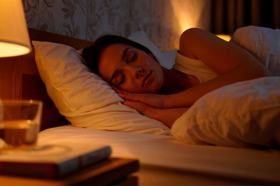 Девушка спит Девушка спит на кровати