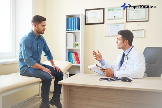 Лечение галлюцинаций Мужчина сидит на приеме у врача