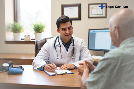 Лечение кататонии Мужчина сидит на приеме у врача